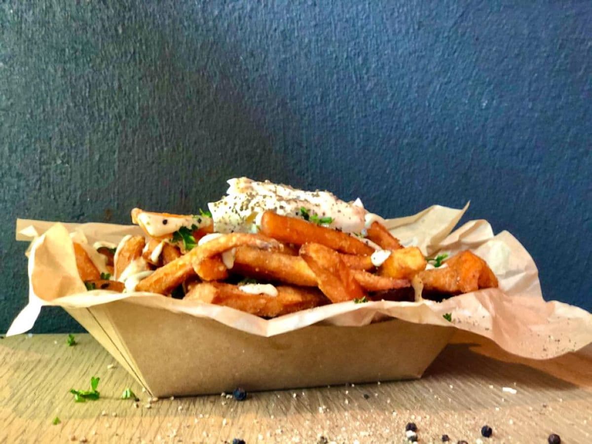 Sweet potato fries met vegan mayonaise