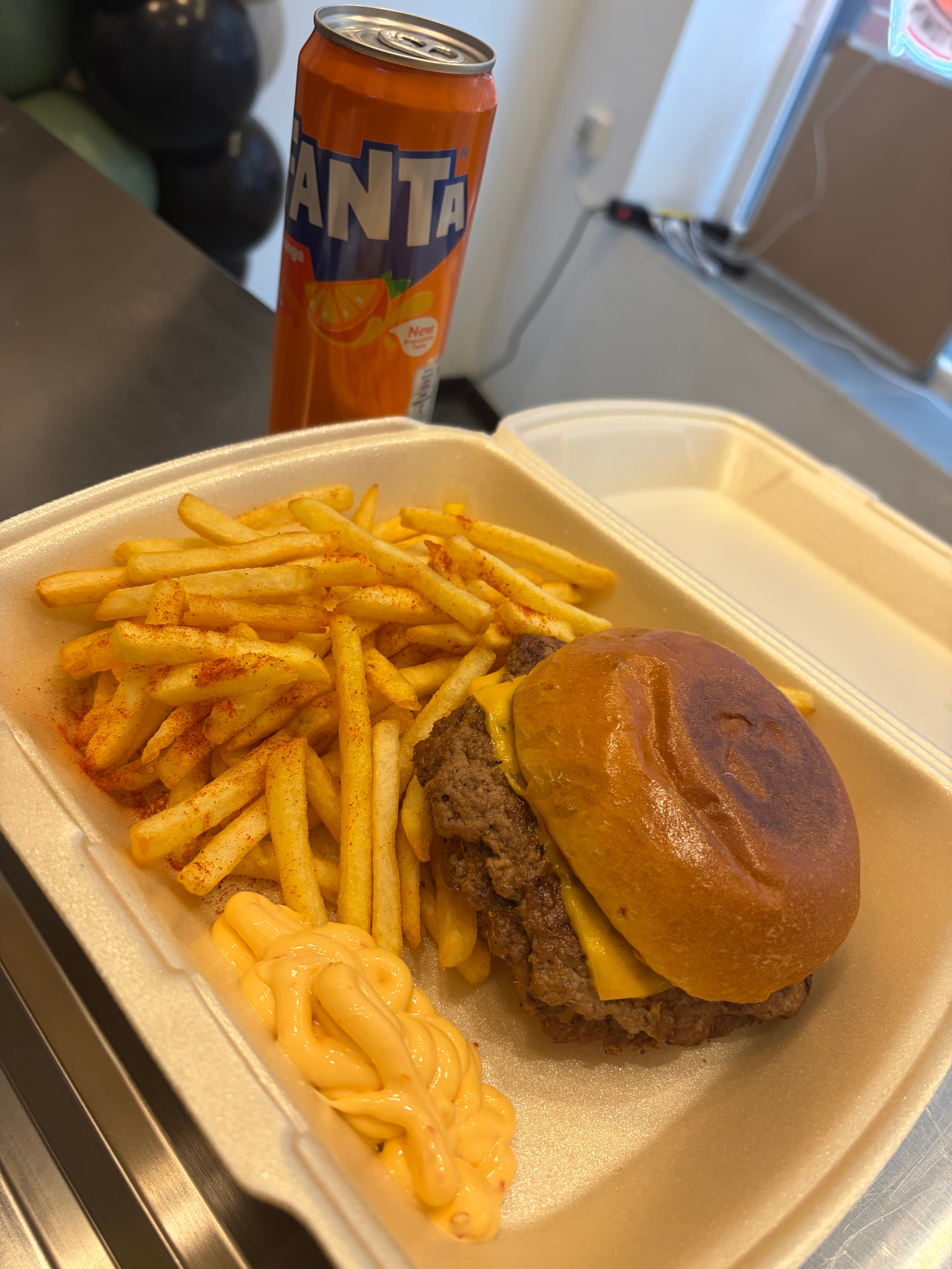 Frites + SMASH BURGER + sauce + boisson