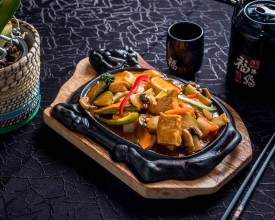 105. Assortiment de légumes et tofu au curry rouge